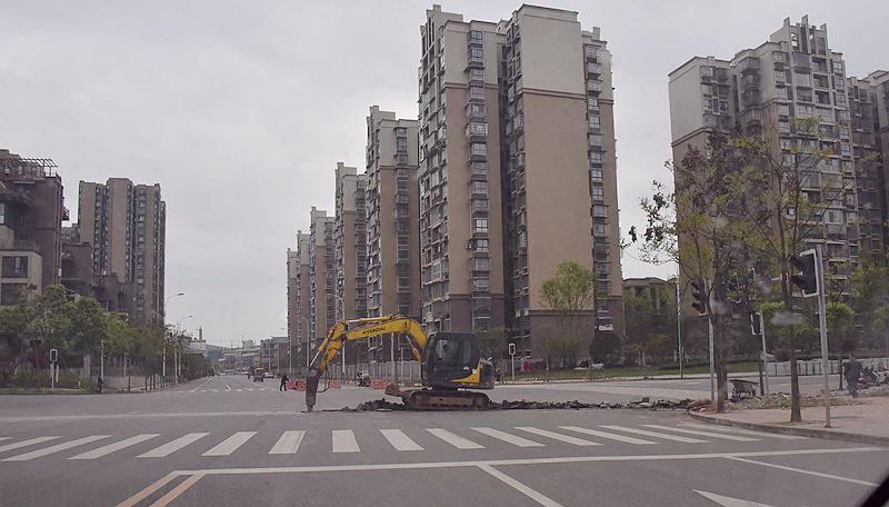 南充顺庆区华荣路二段这个十字路口,才修好没有几天怎么又在开挖?