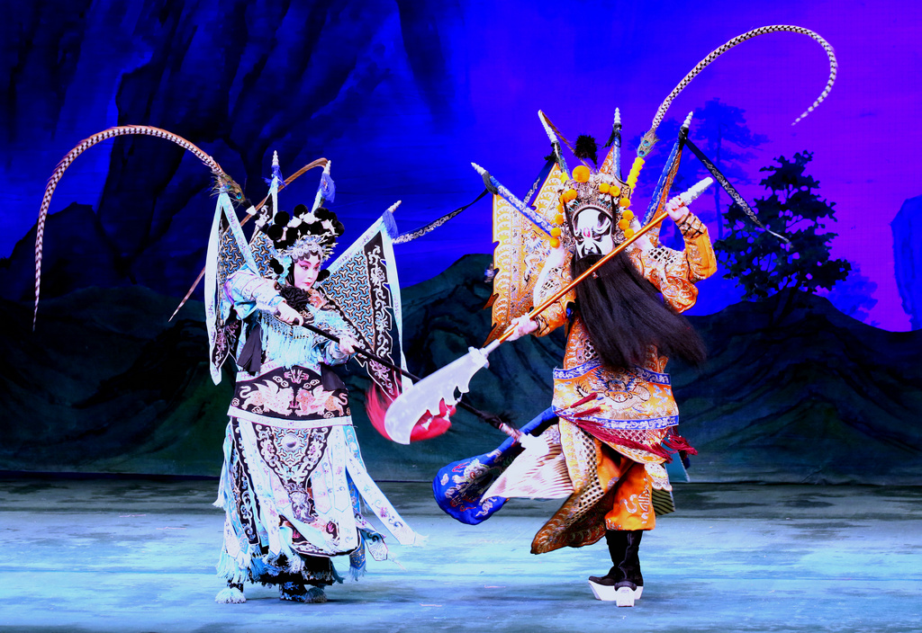 北京京剧院青年团杨门女将一一武打戏煞是闹热惊心动魄