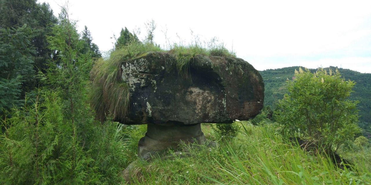 铜鼓寨上三颗石