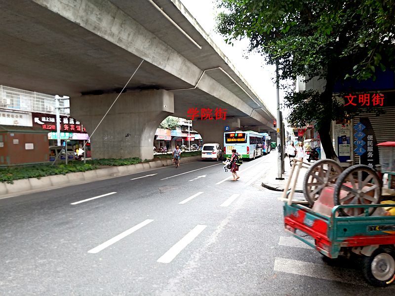 南充大西街学院街交界处过街好纠结