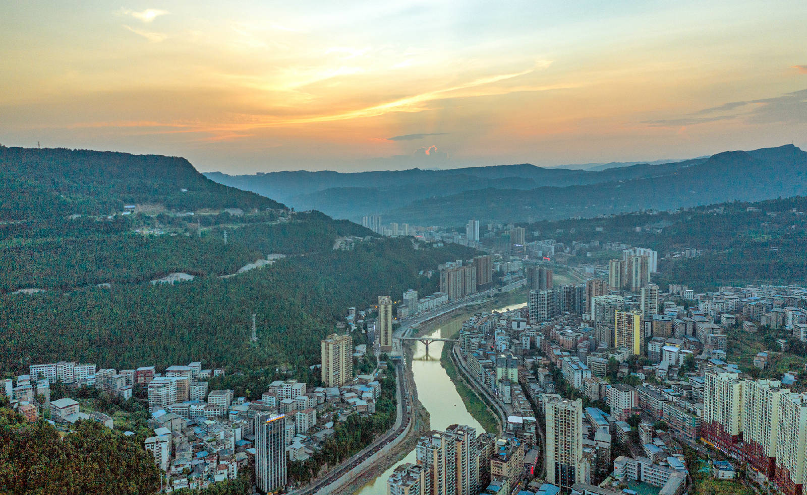 通江县 全景图图片