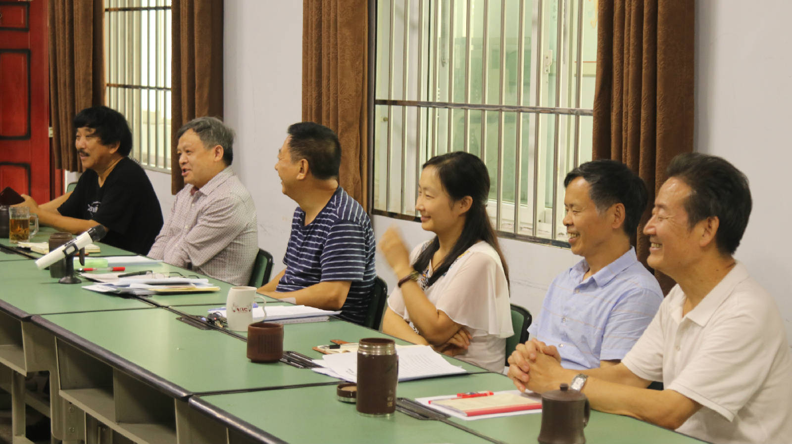 07与会的校领导认真倾听各位班长站长队长的建