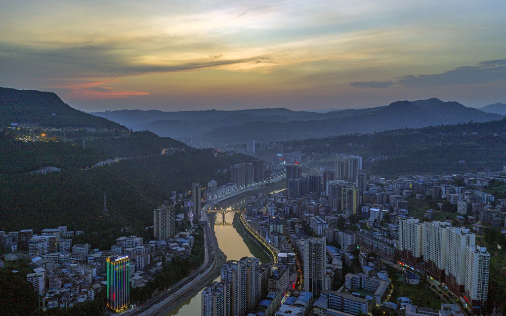 【瞰通江 看变化】航拍通江,画卷般的城市乡村