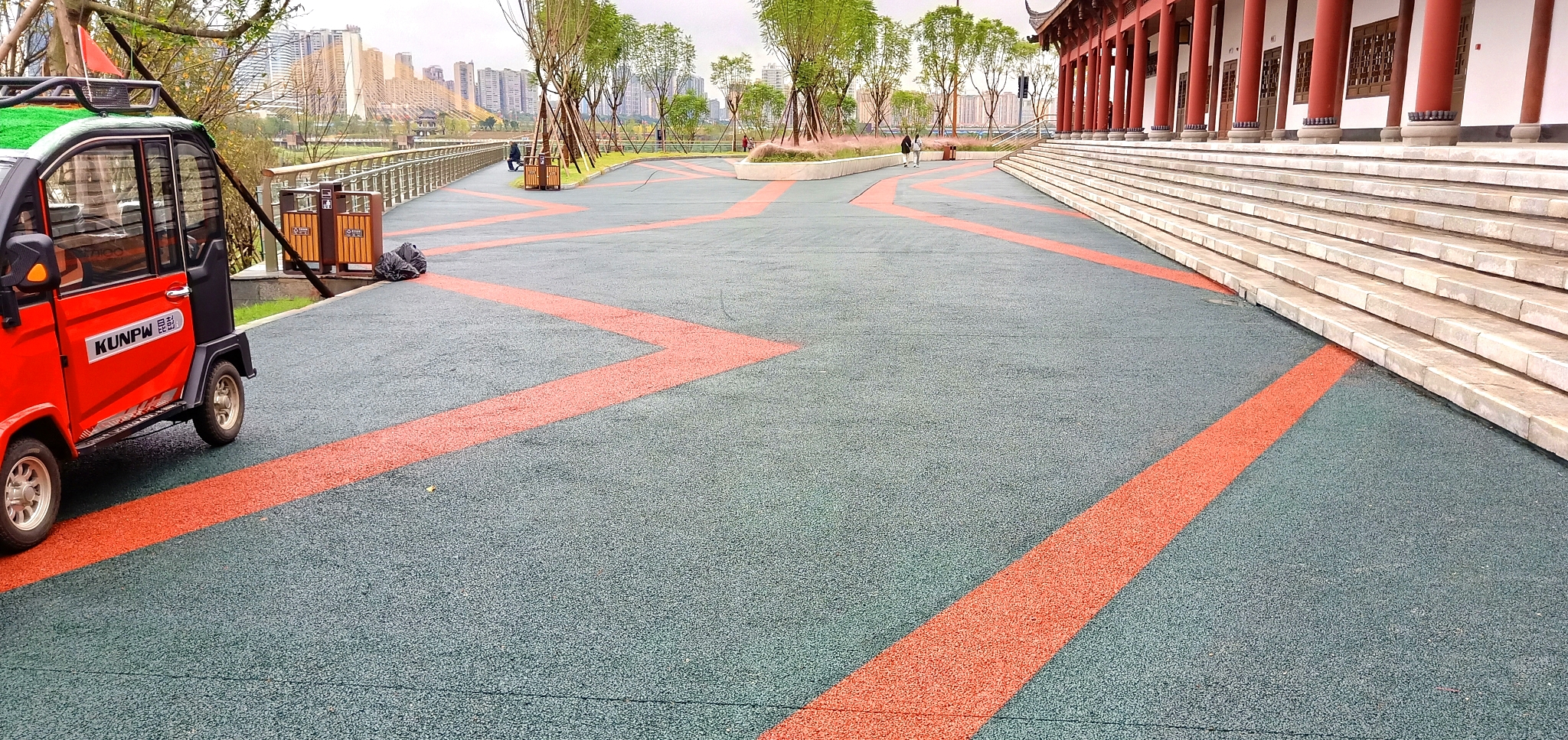 南充江东音乐广场地面全部打造彩色透水混凝土 下雨天人行不湿鞋