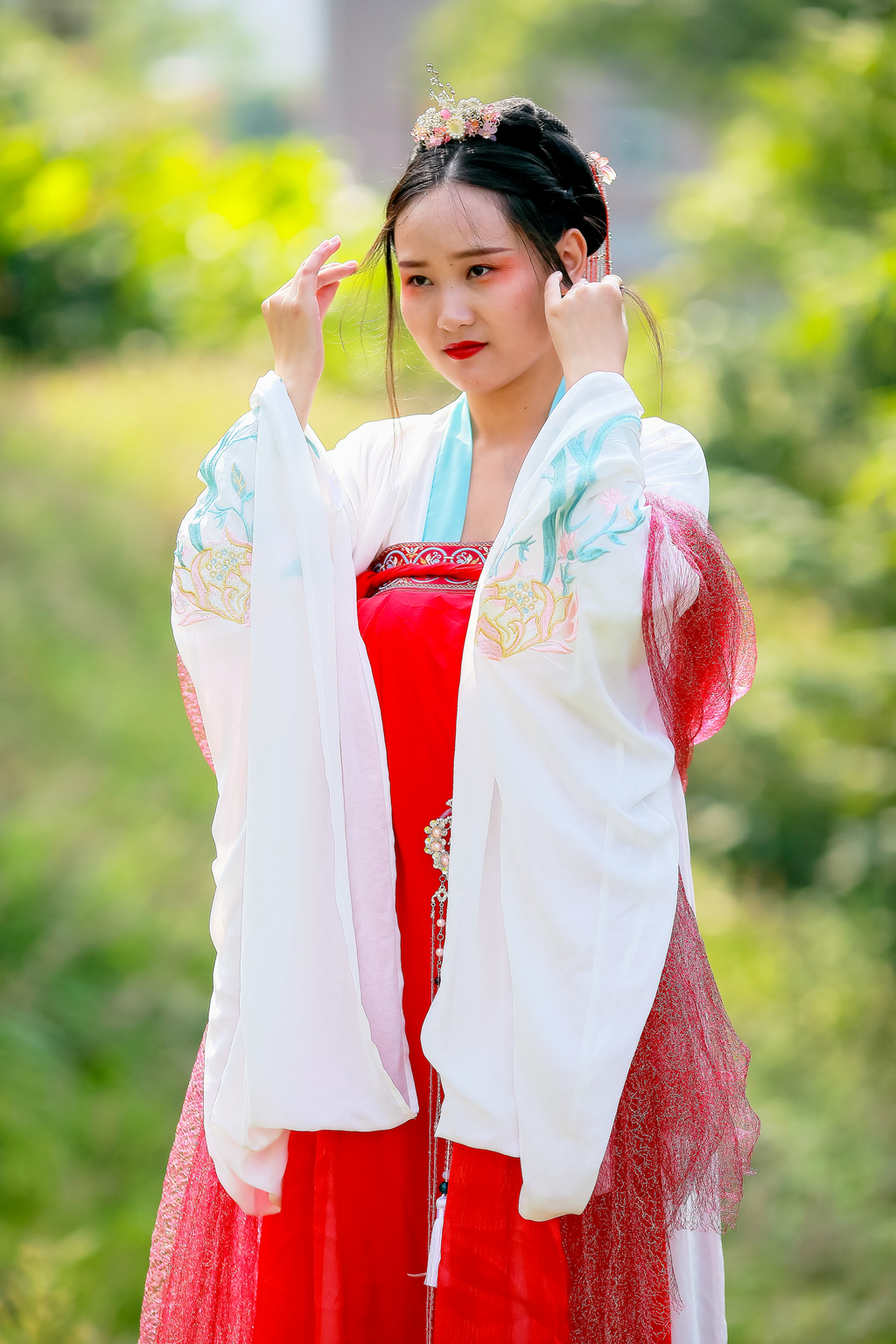 古装红裙美女拍摄-华服汉风-麻辣社区