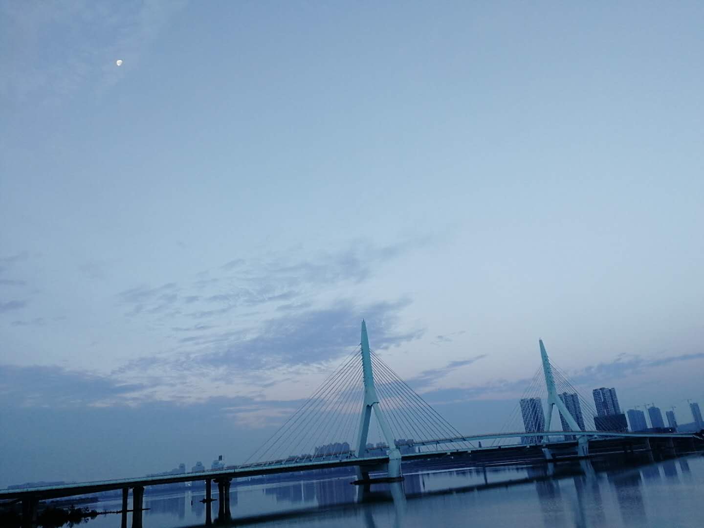 早上六点的一号桥-月亮还在空中
