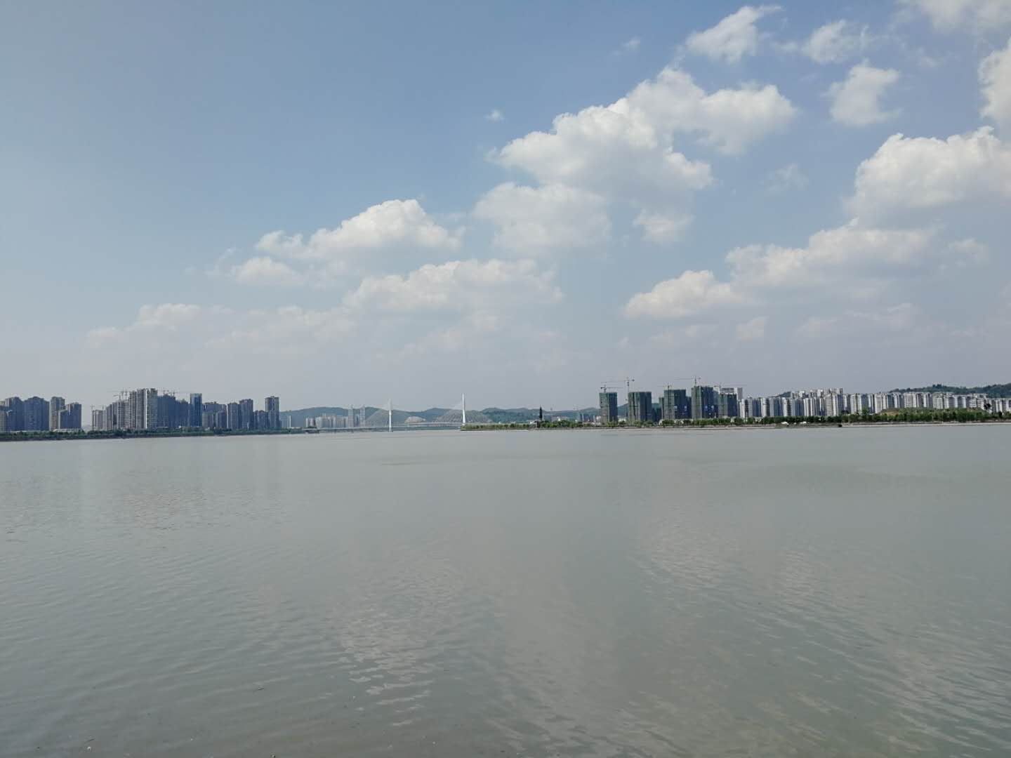 水面辽阔的三江湖面