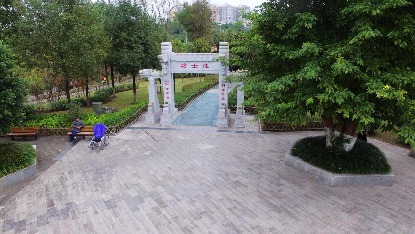 連接白塔公園與水景廣場的那座橋