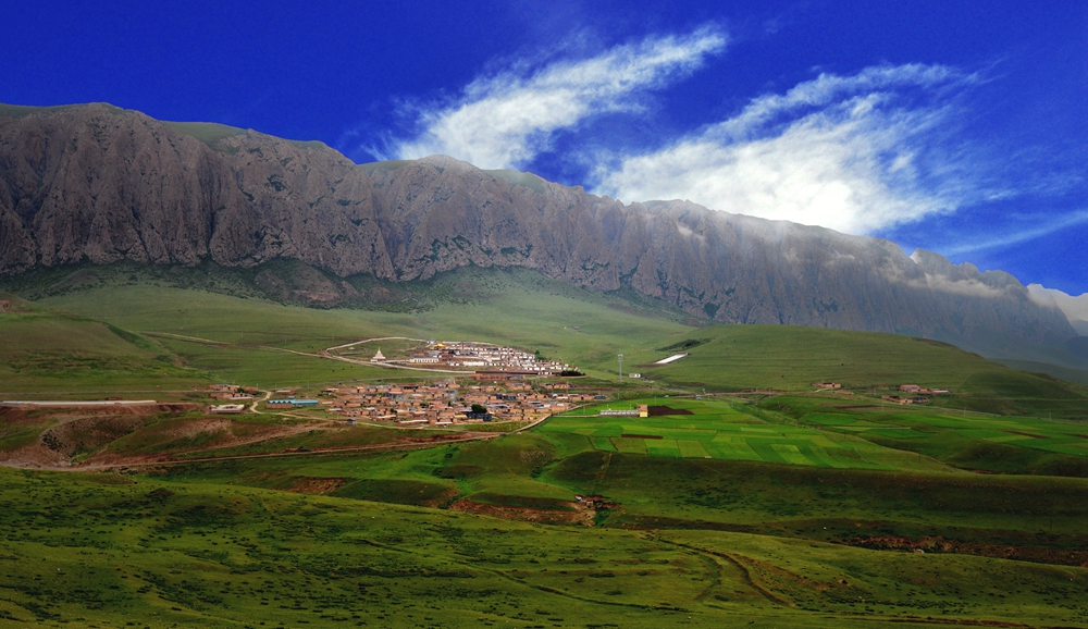 横亘在八角城北边的达里加山