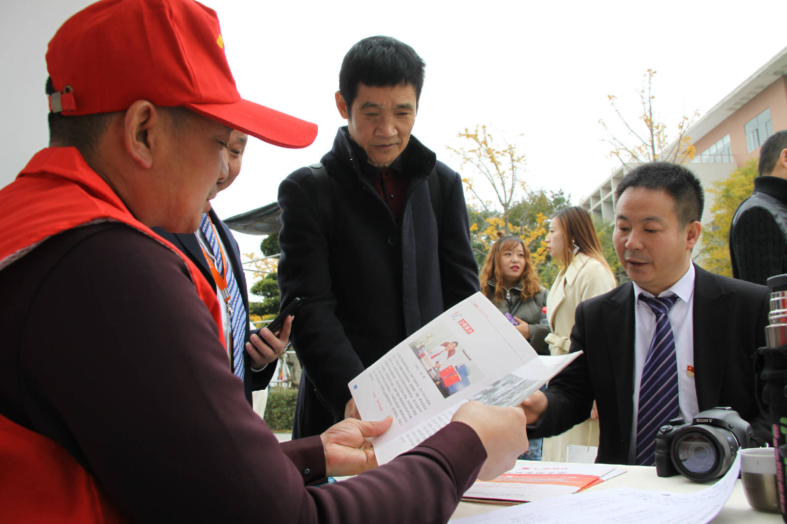 共青团广元市委驻成都工作委员会书记董绍虞副书记柴艺卜关心招聘情况.JPG