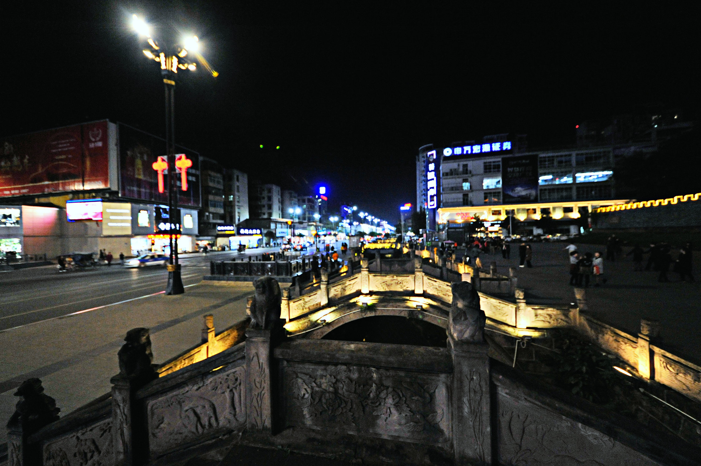 128-广汉三星堆2     我们到广汉已经是晚上了,住店就在雒城遗址附近