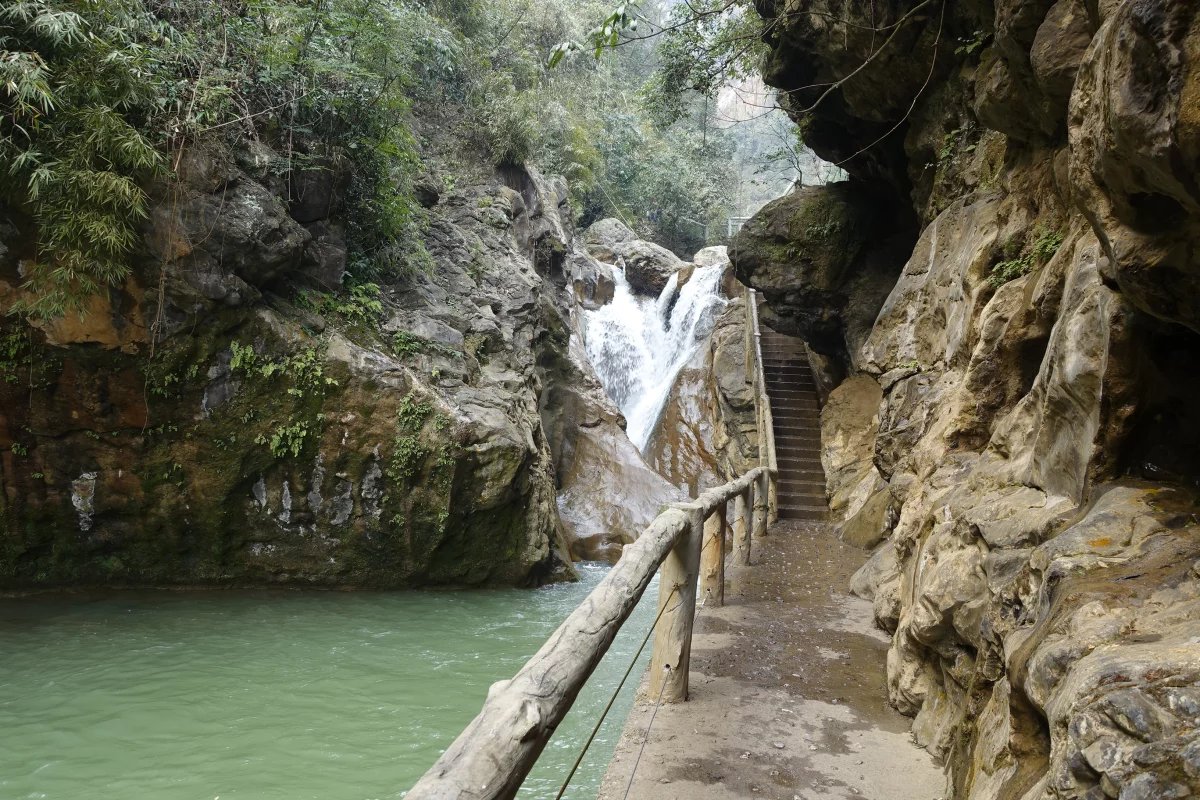 蓥华山大峡谷图片