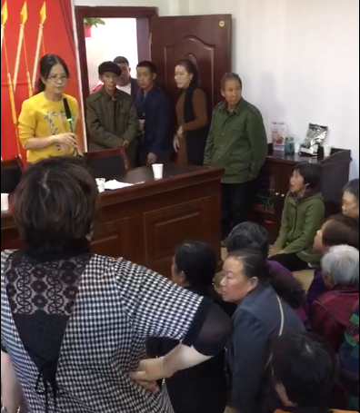 移民在会场下跪请求解决安置问题，居委书记百般敷衍.png