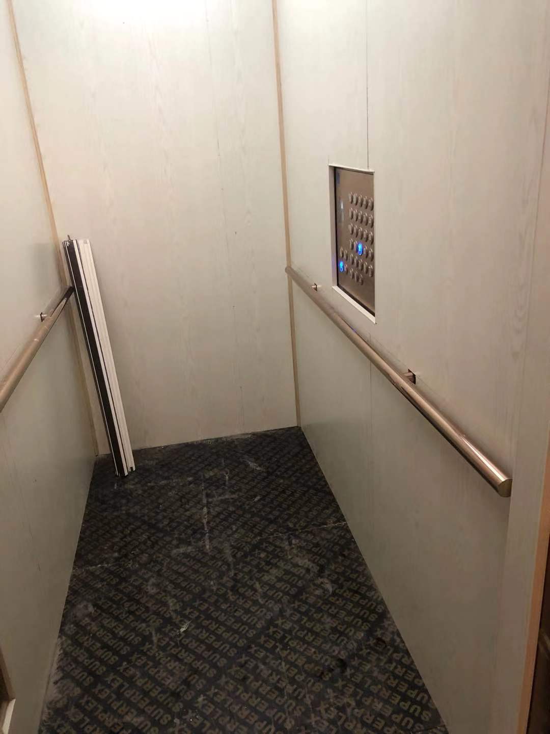 电梯非常狭小.jpg