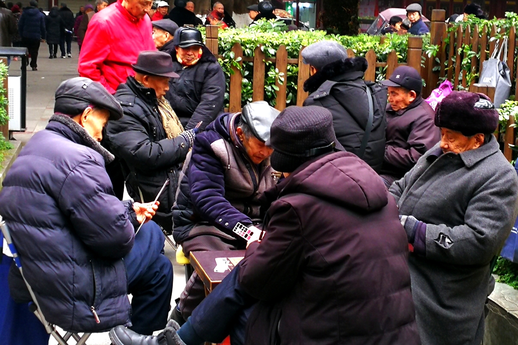 迷你公园真迷人,袖珍公园真精致:老人的家园,人气超级旺!