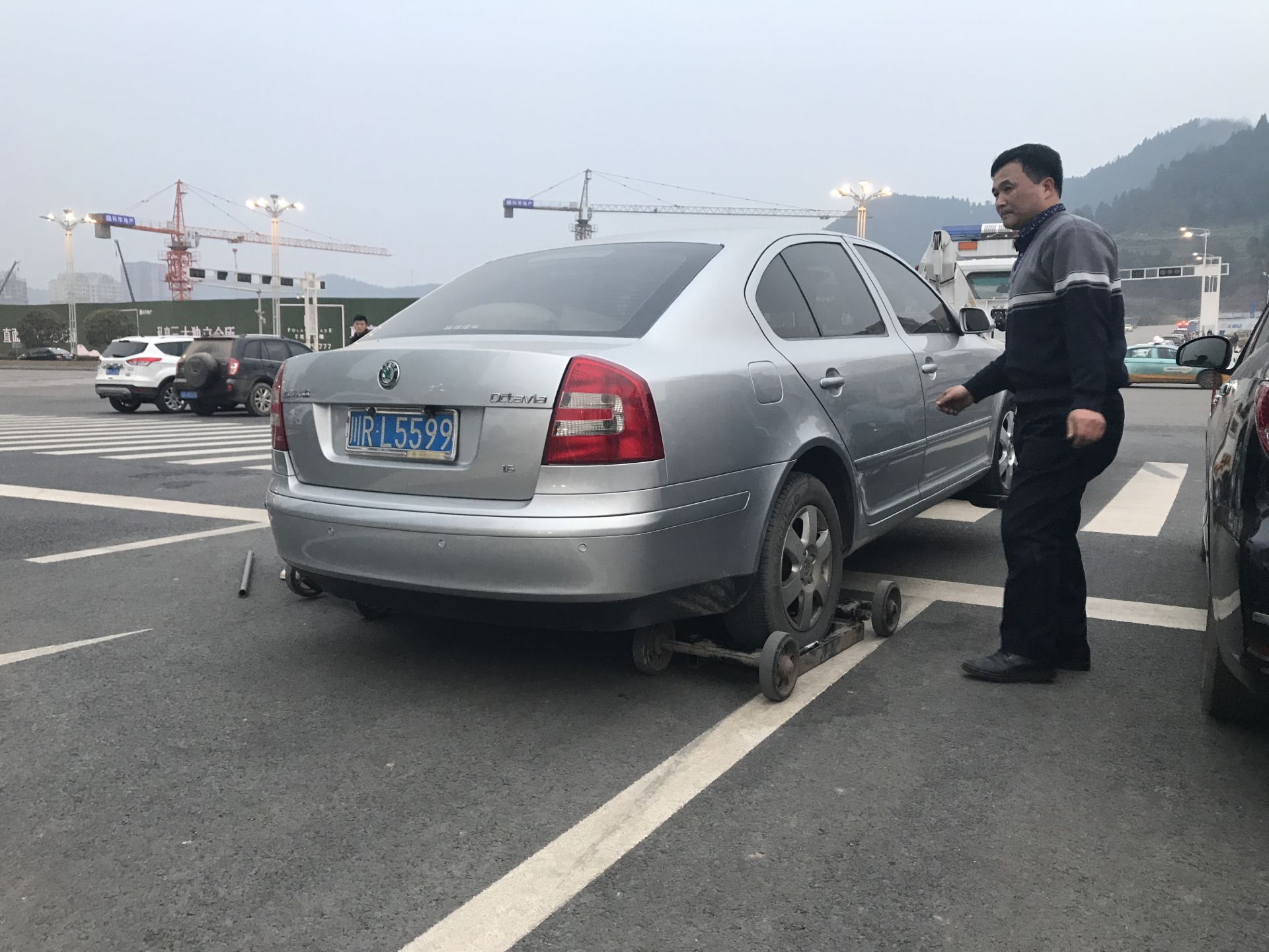 为方便市民 火车北站站前大道今天打开 把拖车的城管累惨了