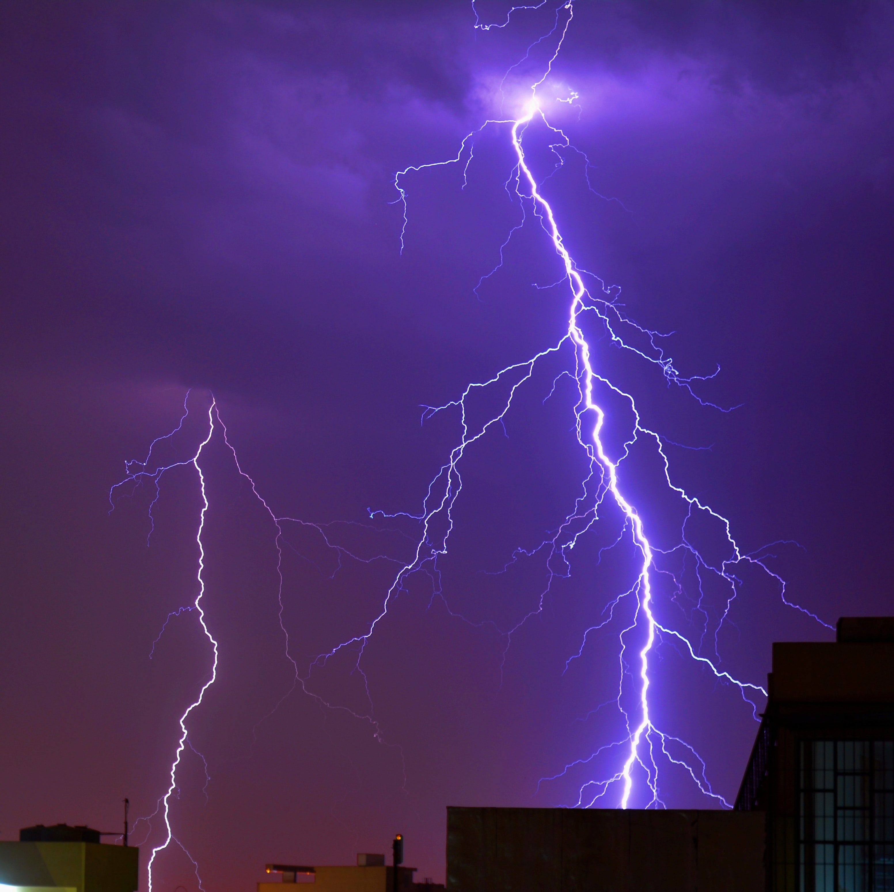 thunder-striking-a-building-photo-680940.jpg