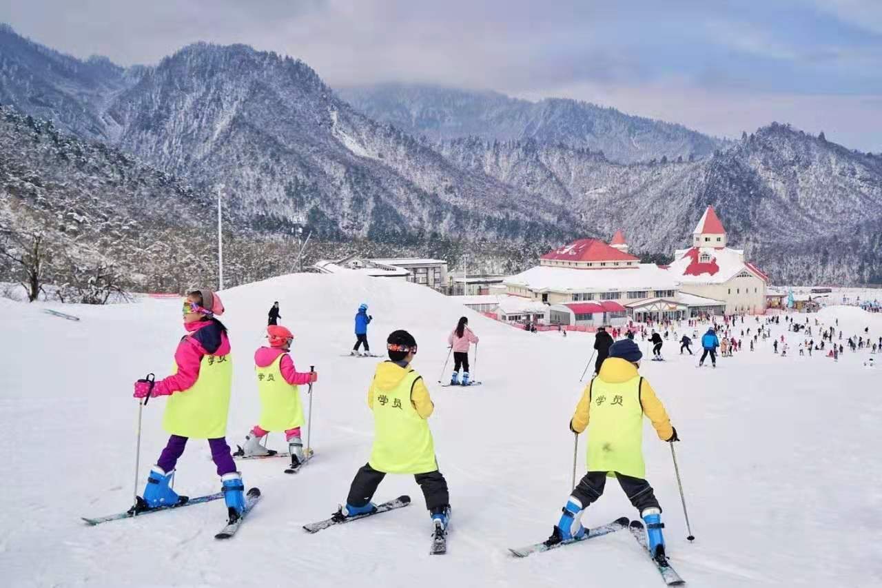 西岭滑雪冬令营启动，臻雪之旅带孩子探索雪原-景区动态-聚焦西岭-西岭雪山官网