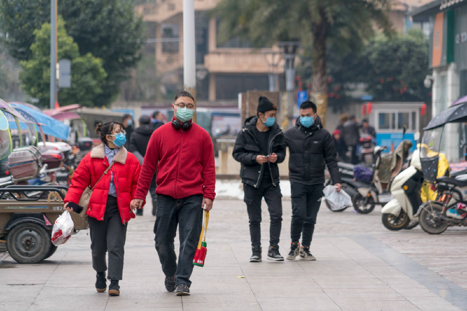 大街上戴口罩的人图片图片