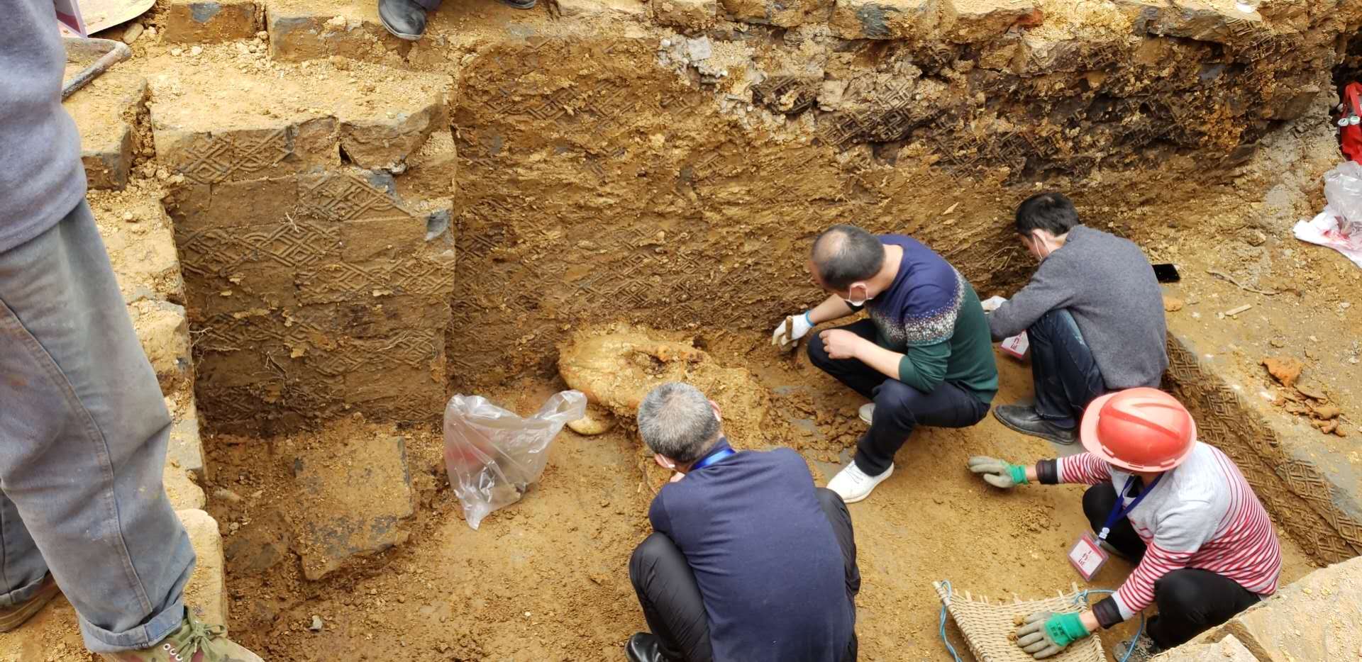蓬安锦屏古墓里又挖出宝贝了:最新考古挖掘现场图片出来了,真是让人