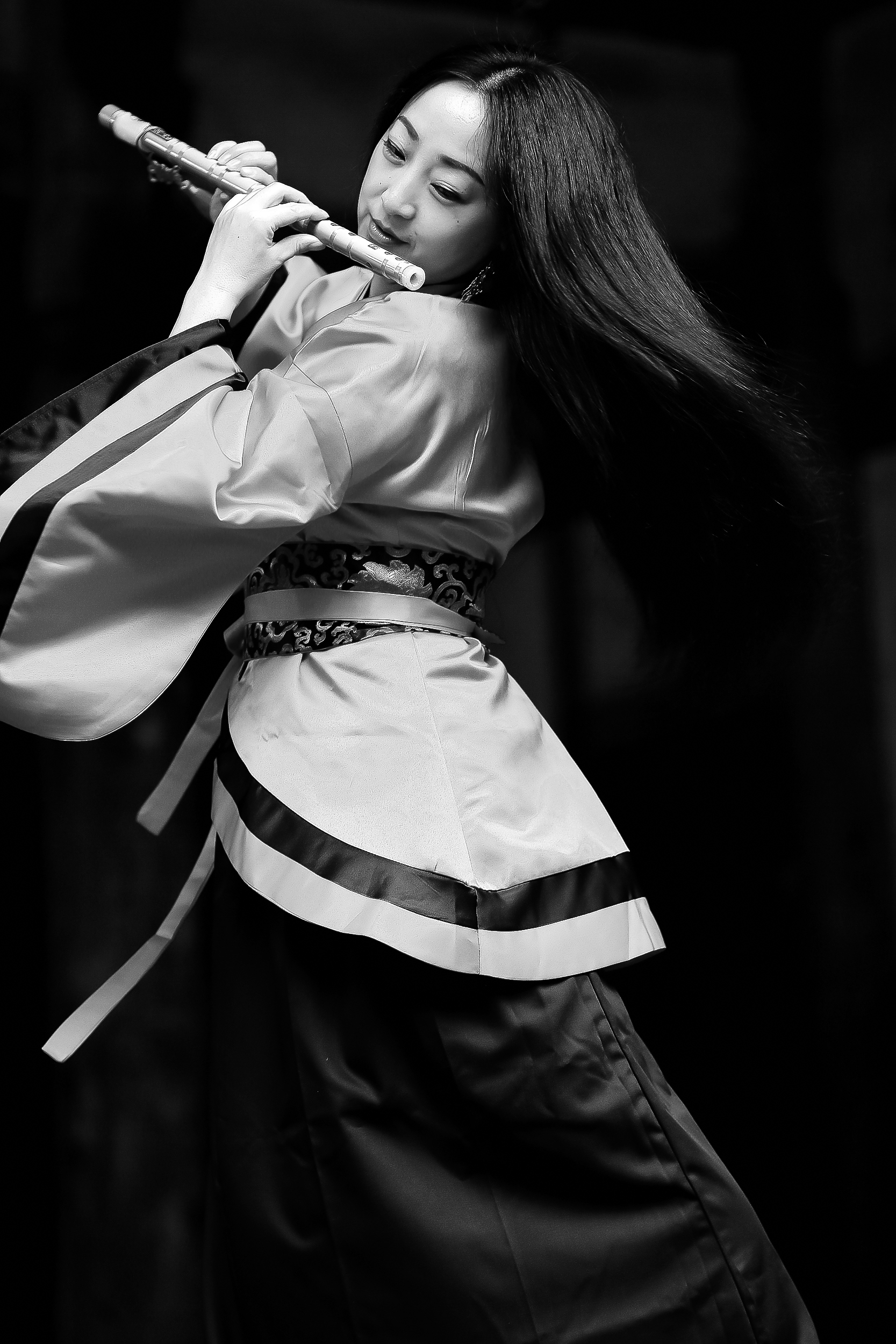 古装黑白女舞者-华服汉风-麻辣社区