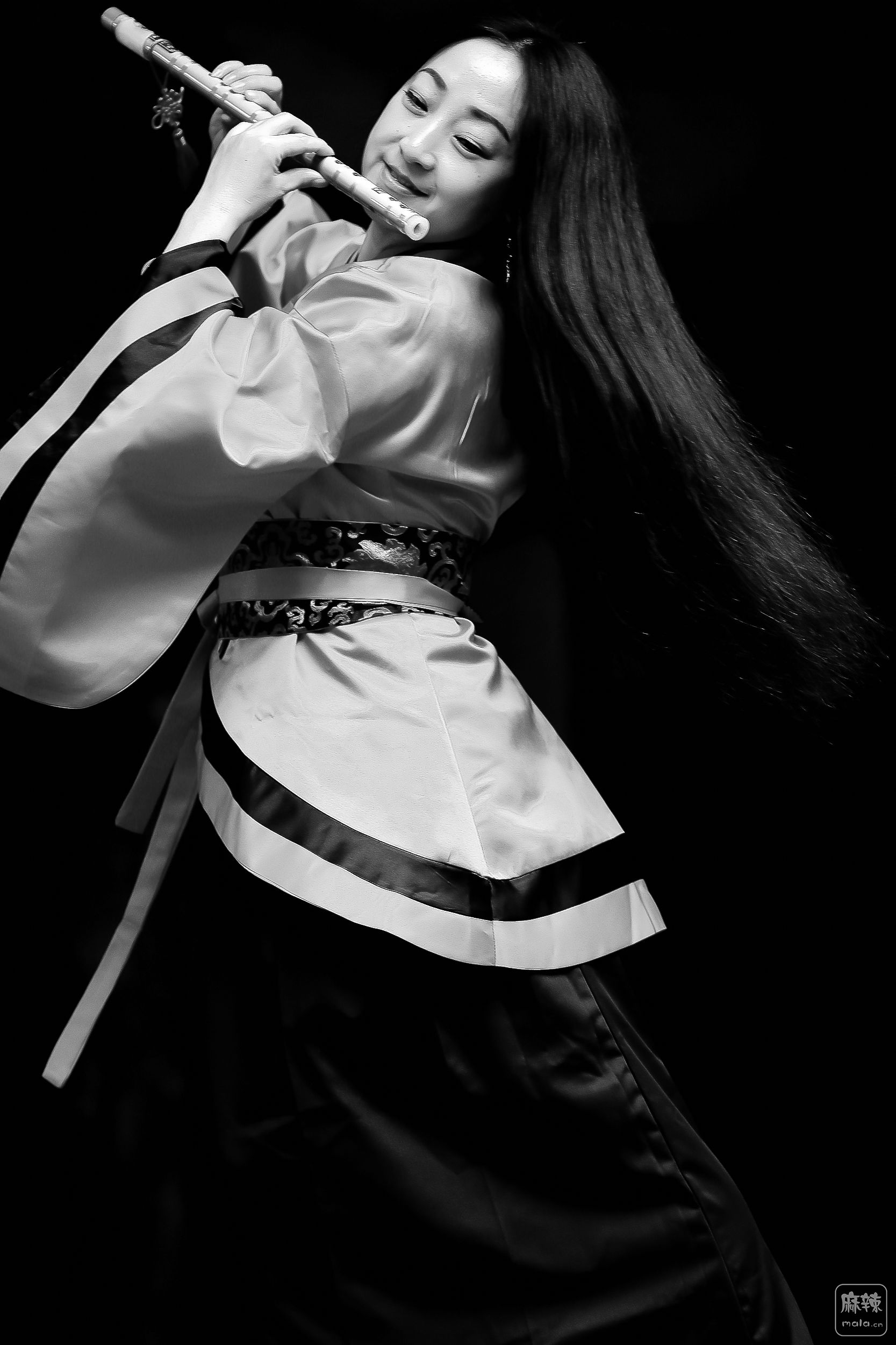 黑白古装女舞者