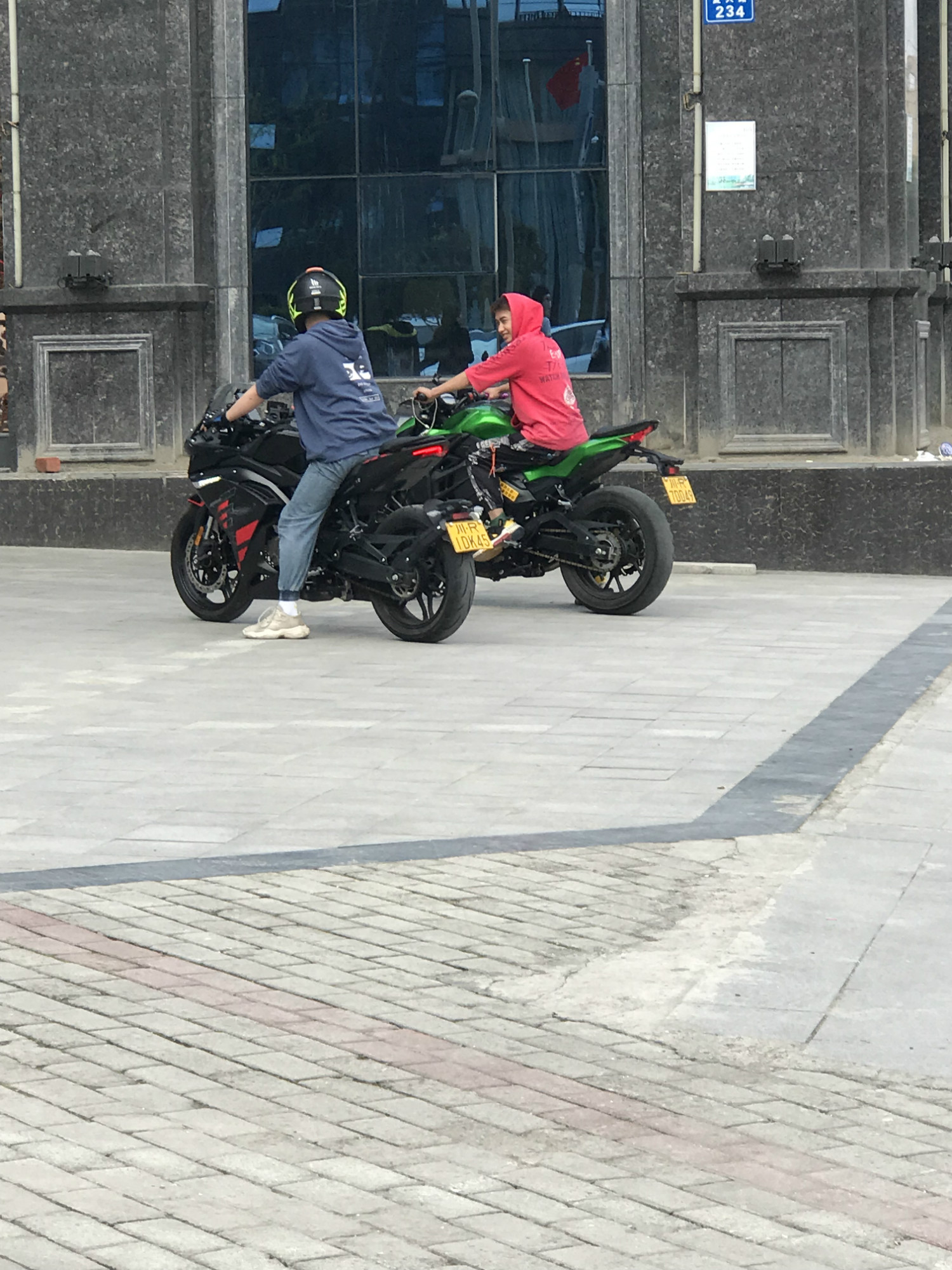 175611e1a0yd41kal49iby.jpg
