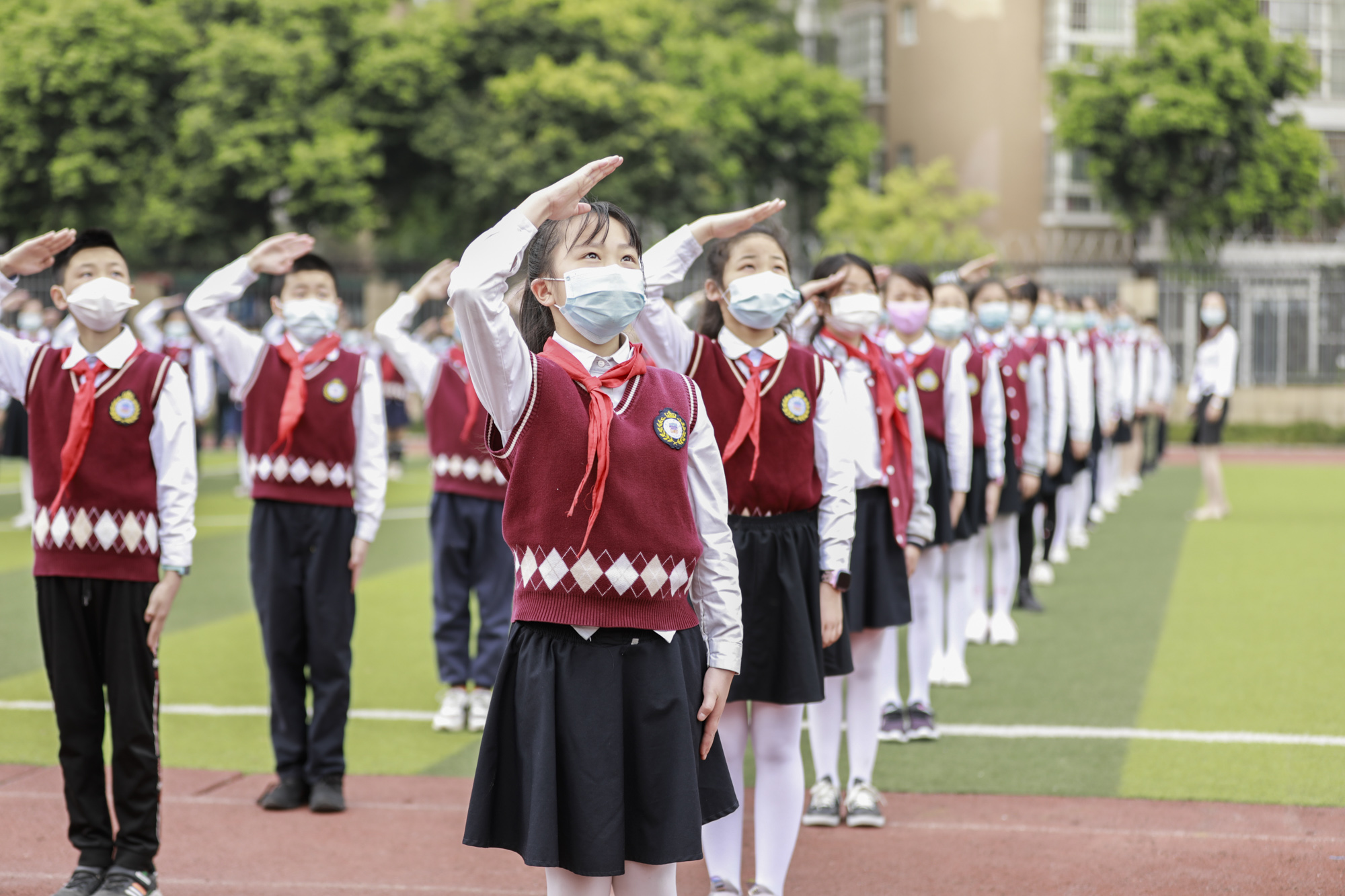 小学生敬礼全身图片