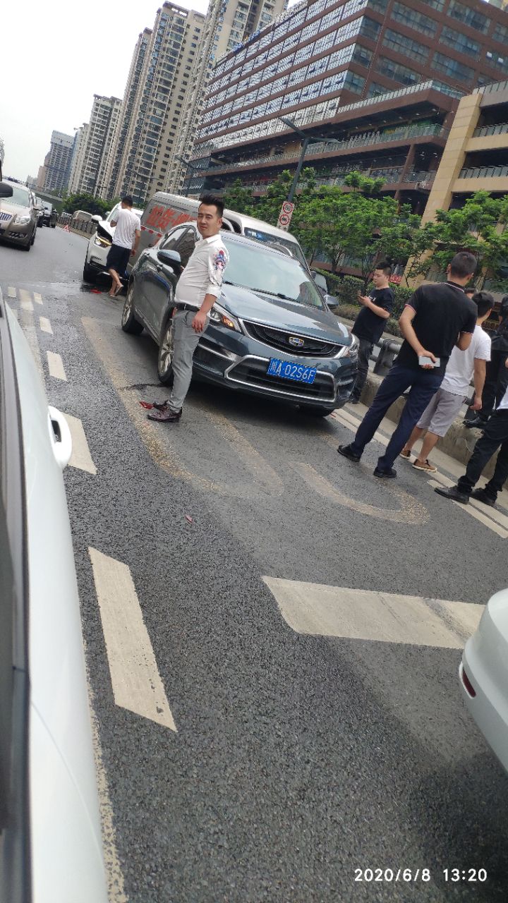 昨天剑南大道发生多车追尾