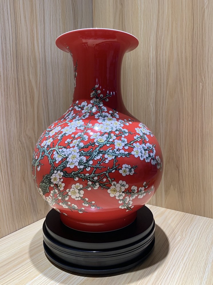 张松茂徐亚凤创作寒梅报春瓷瓶红釉瓷