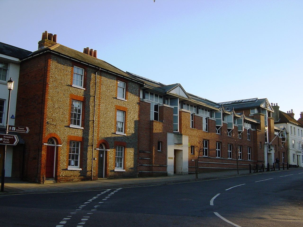 1280px-Newport_(Isle_of_Wight)_Crown_Court.jpg
