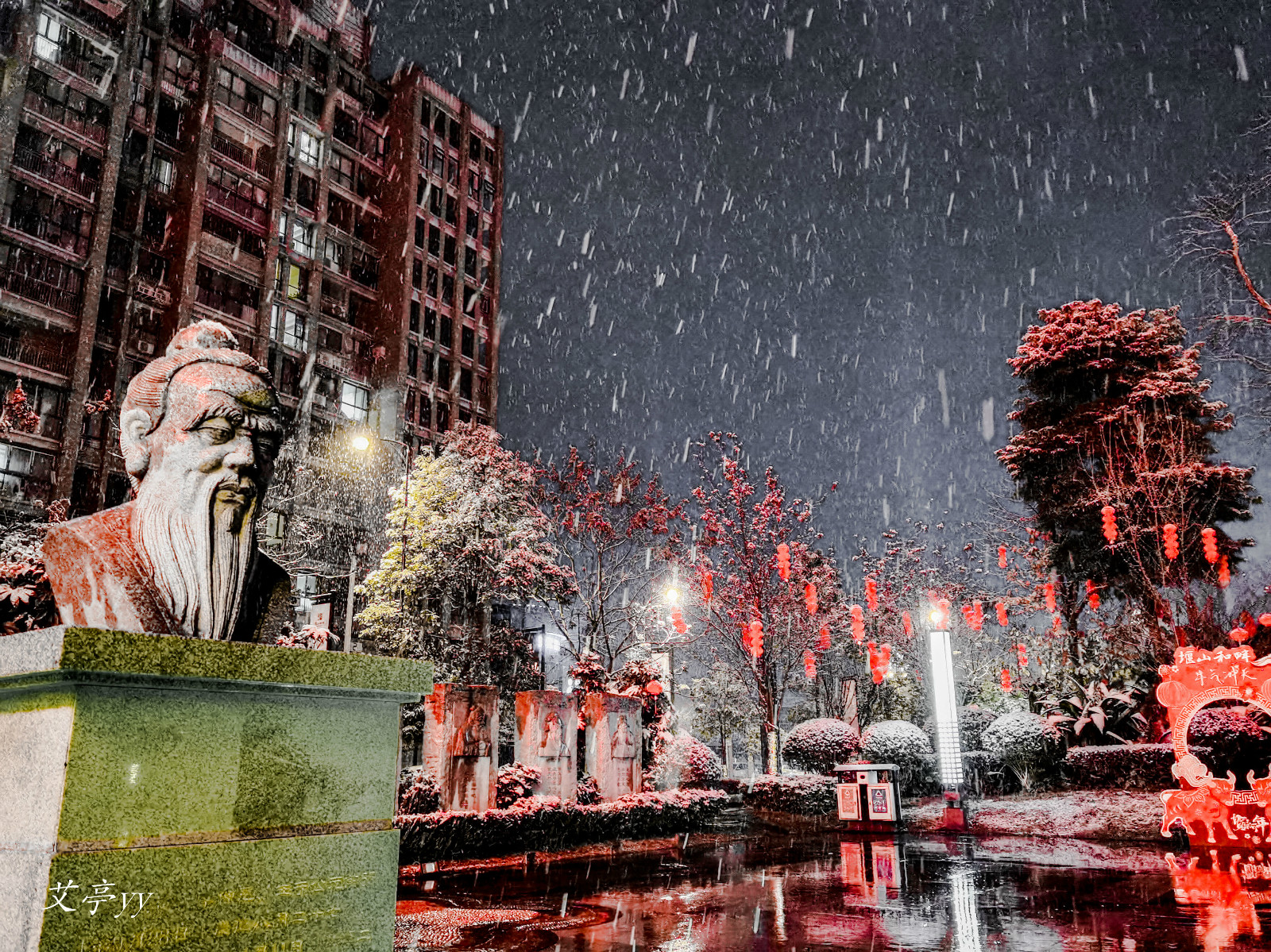 瑞雪兆丰年夜拍都江堰街头雪景手机拍摄已