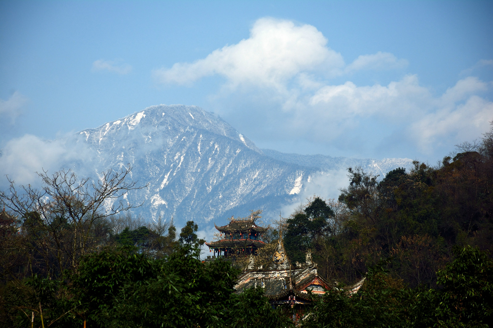 都江堰龙池雪山图片