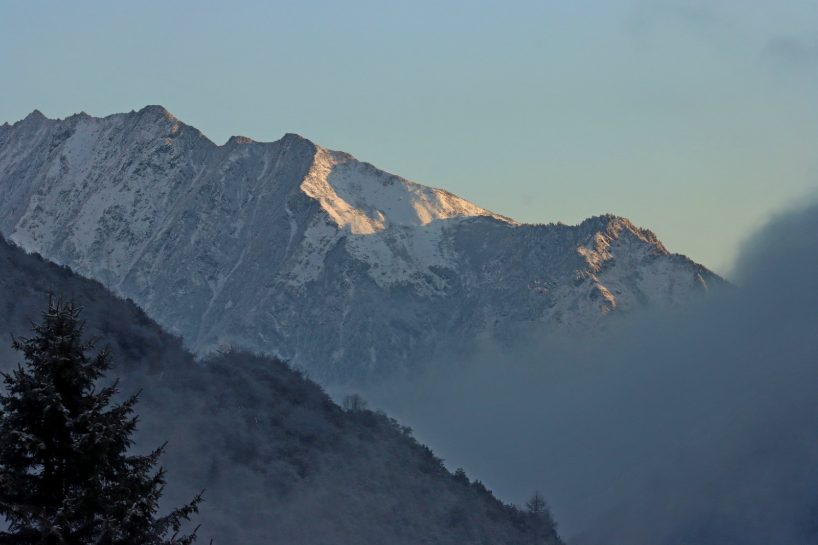 巴郎山雪景图片