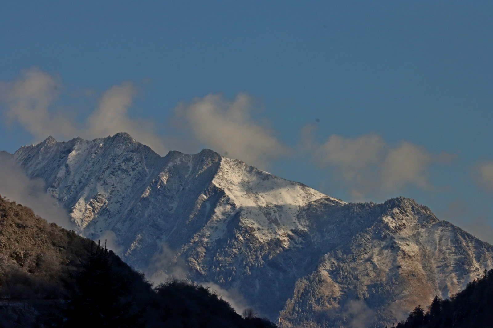 巴郎山雪景图片