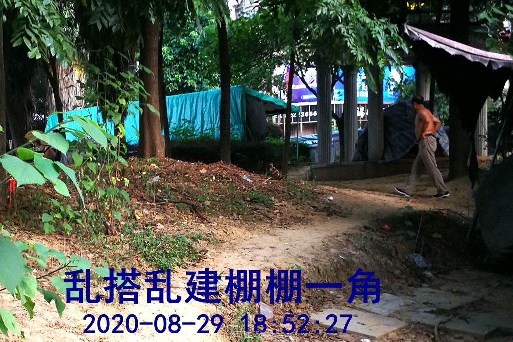 果山街橋頭公園內,私搭亂建了好多極其醜陋的棚棚,嚴重影響市容市容