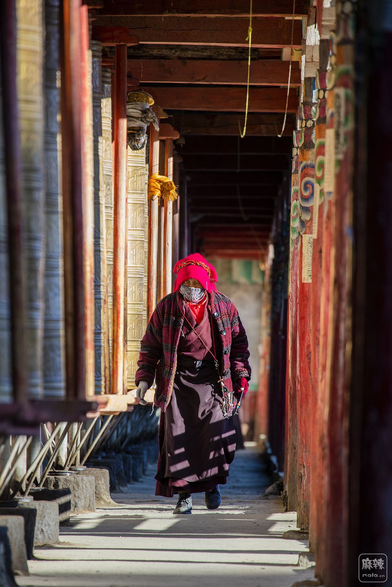 虔诚的藏民在塔公寺外转经祈福