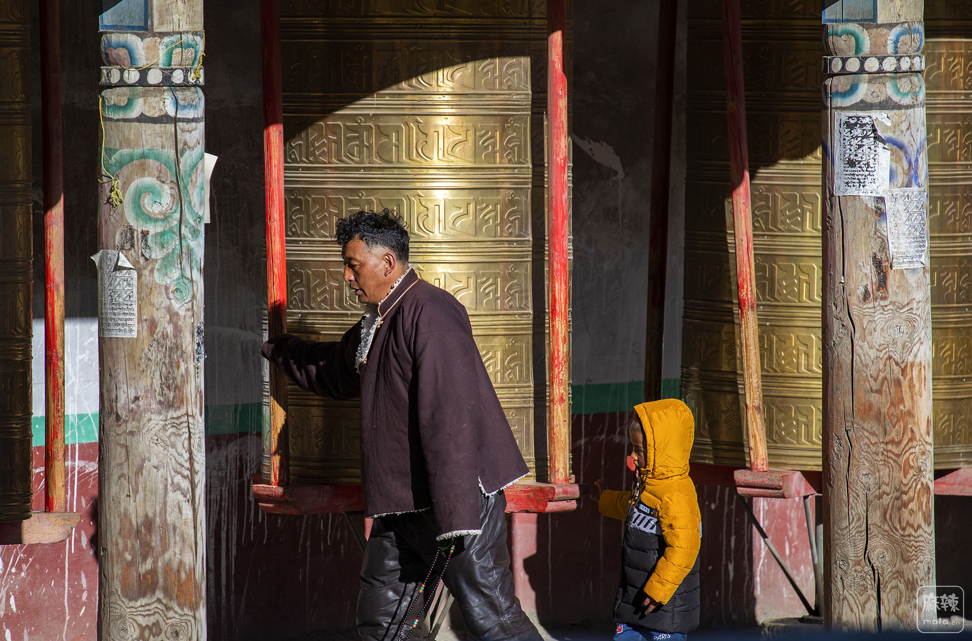 虔诚的藏民在塔公寺外转经祈福