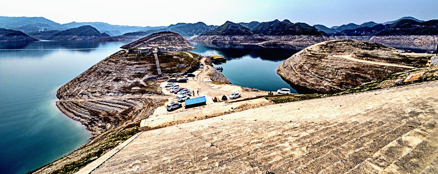 水面寬闊,水質清澈,自然景觀獨特,水域面積達80平方公里,涵蓋了大方縣