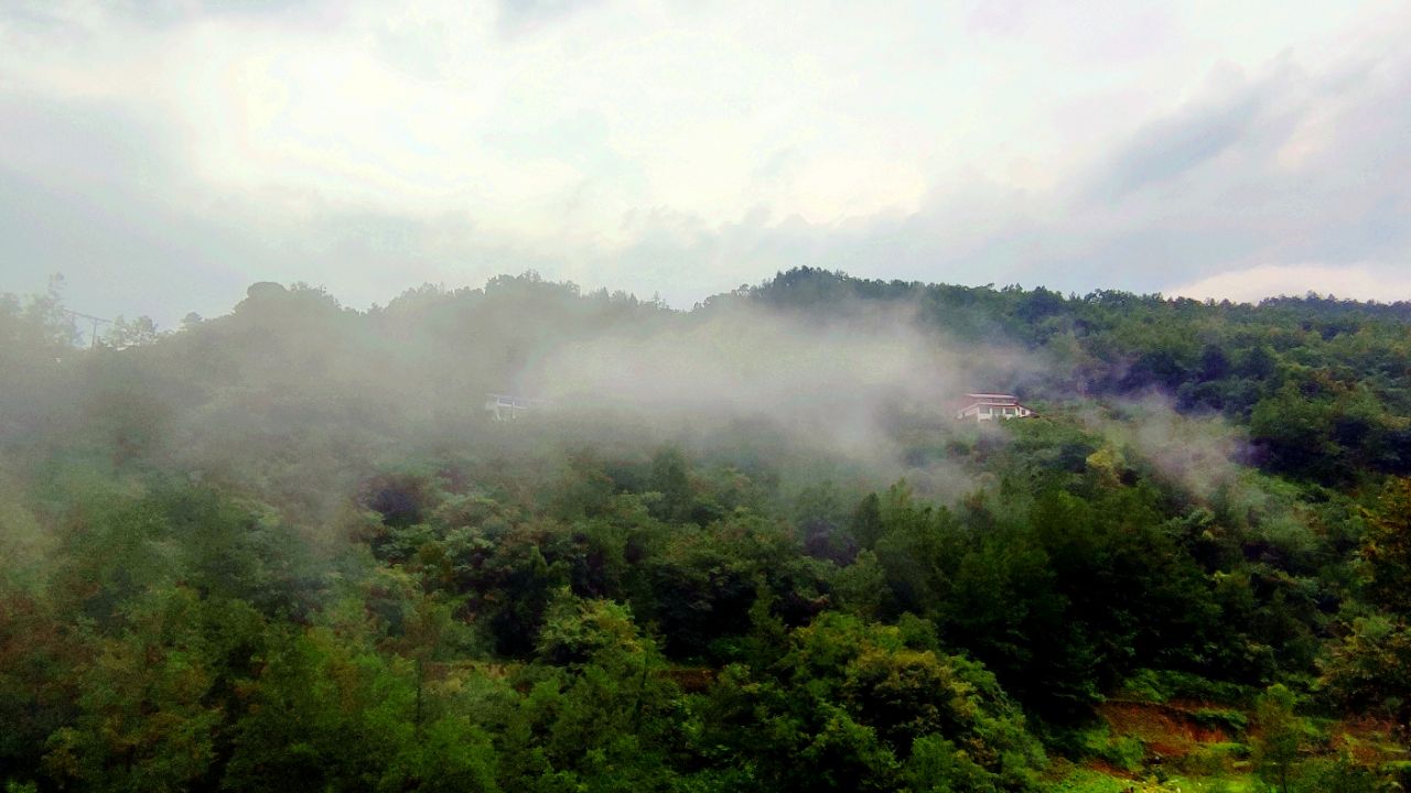 雨后的山景图片