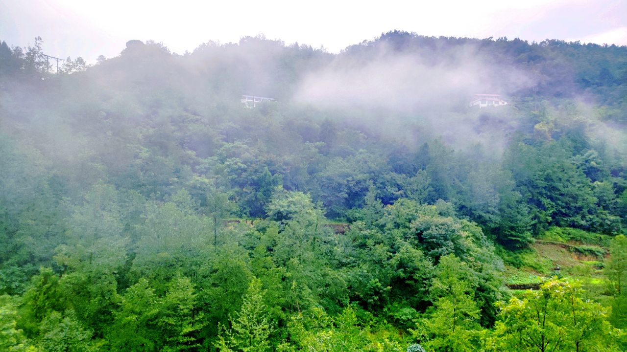 雨后的山景图片