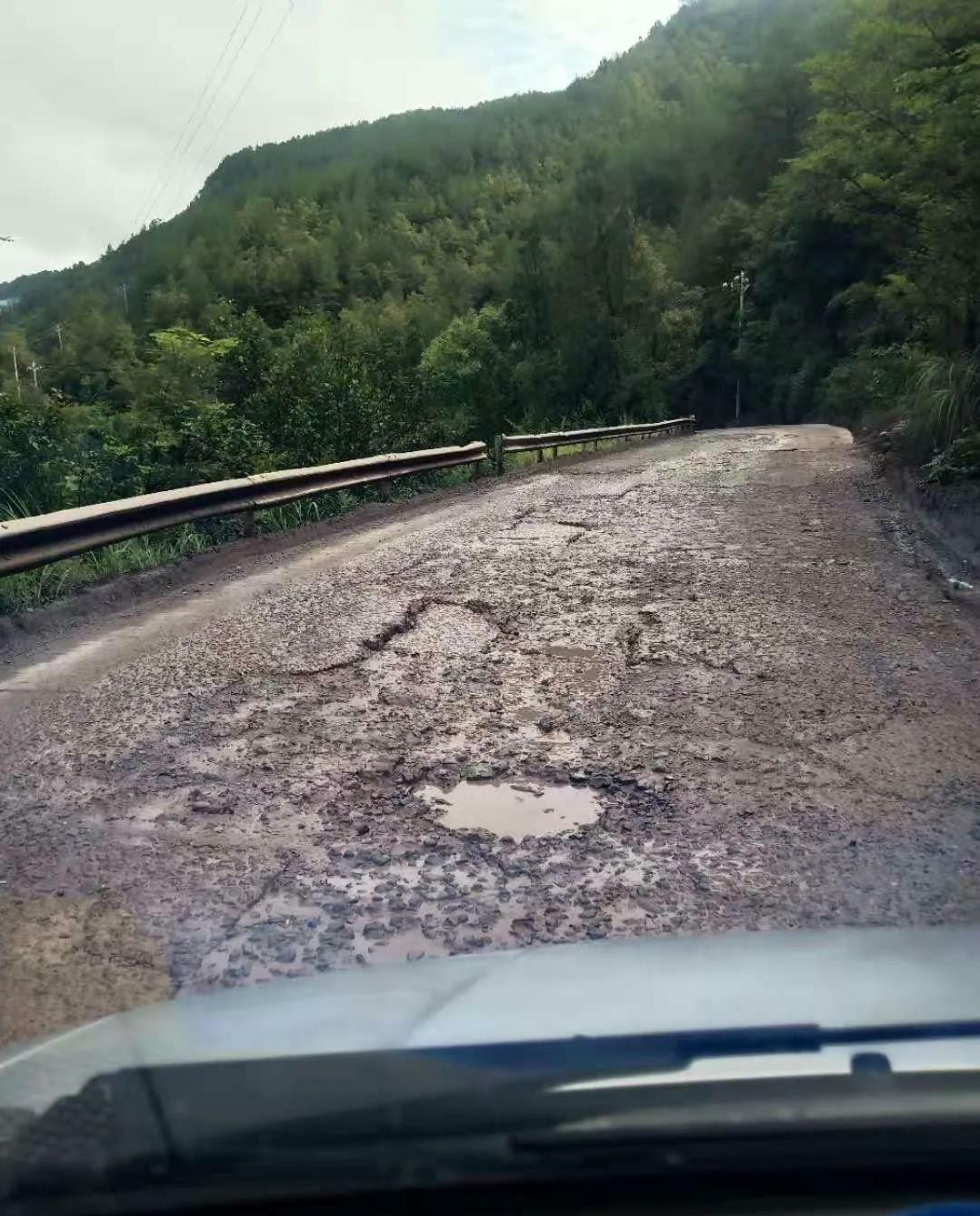 阴天公路高清摄影大图-千库网