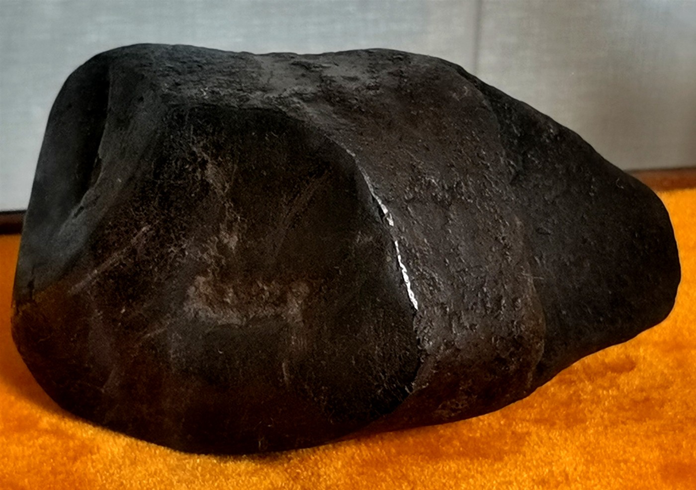 陨石指坠落于地面的陨星残体,由铁,镍,硅酸盐等矿物质组成,亦称陨星石