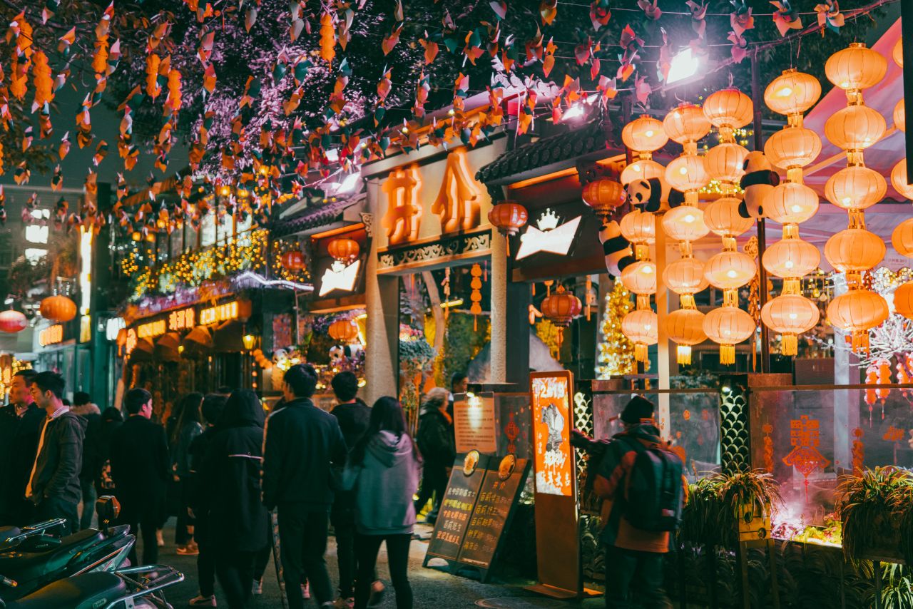 【携程攻略】上海福州路文化街景点,福州路是上海有名的文化一条街，除了各种书店文具店林立之外，还有不…