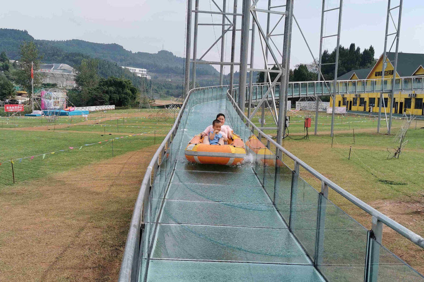 南充嘉陵区飞鸿滑草场图片