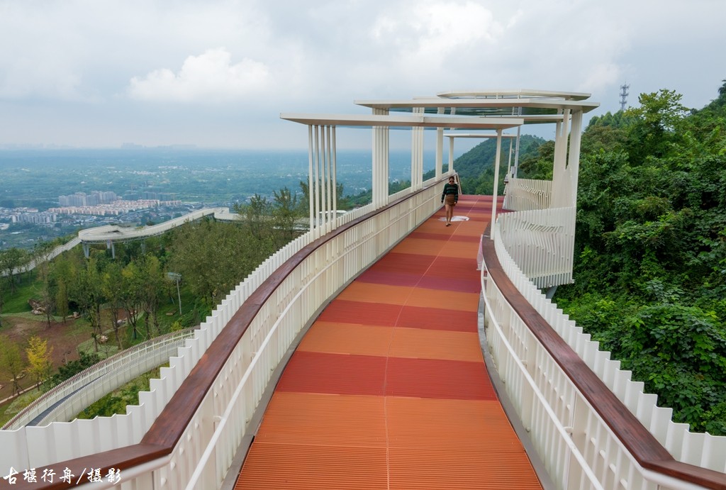 建设中的天府新区龙泉山城市森林公园绿道高空栈道已上麻辣首页