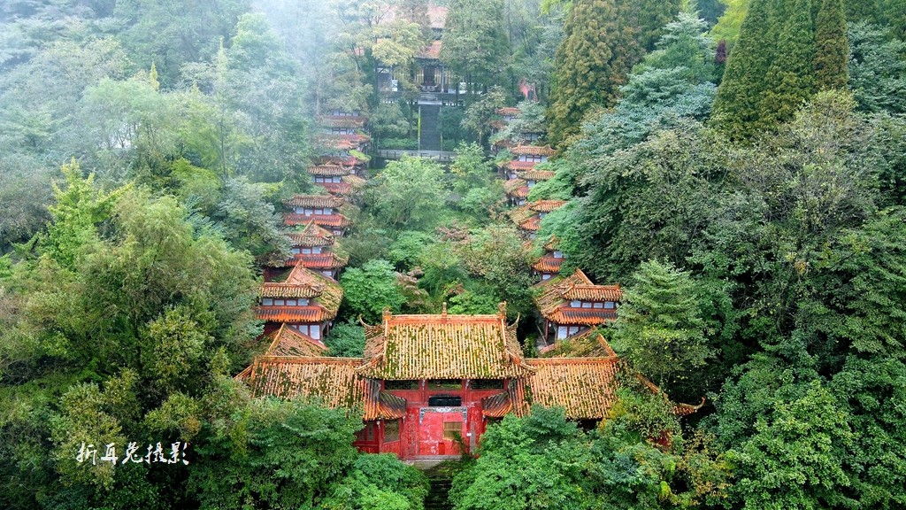 雨雾中的灵岩山——山林中的朦胧美【已上麻辣首页】