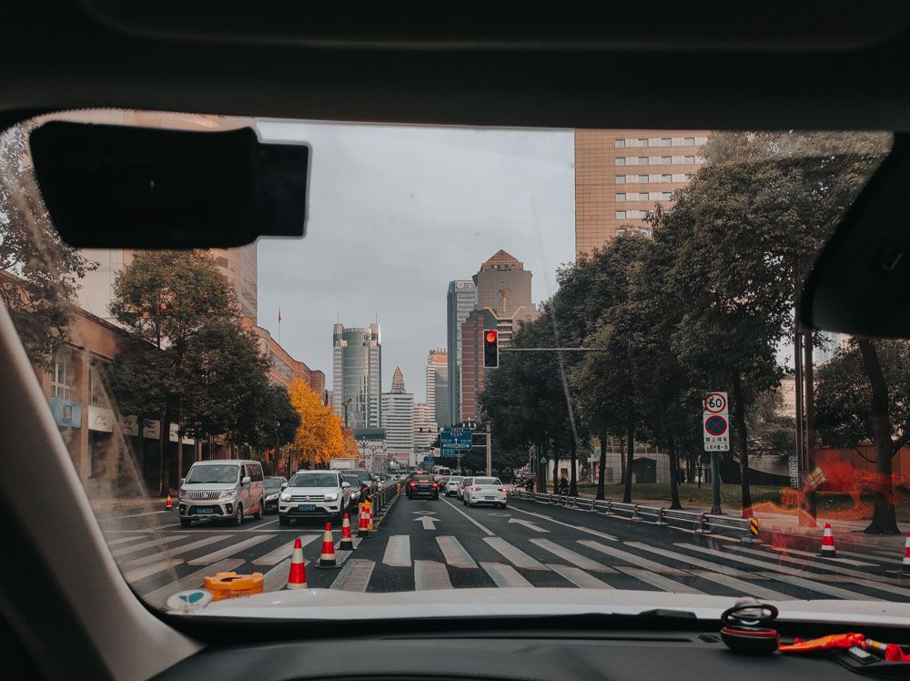 汽車車窗外的城市