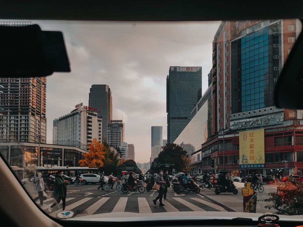 汽車車窗外的城市