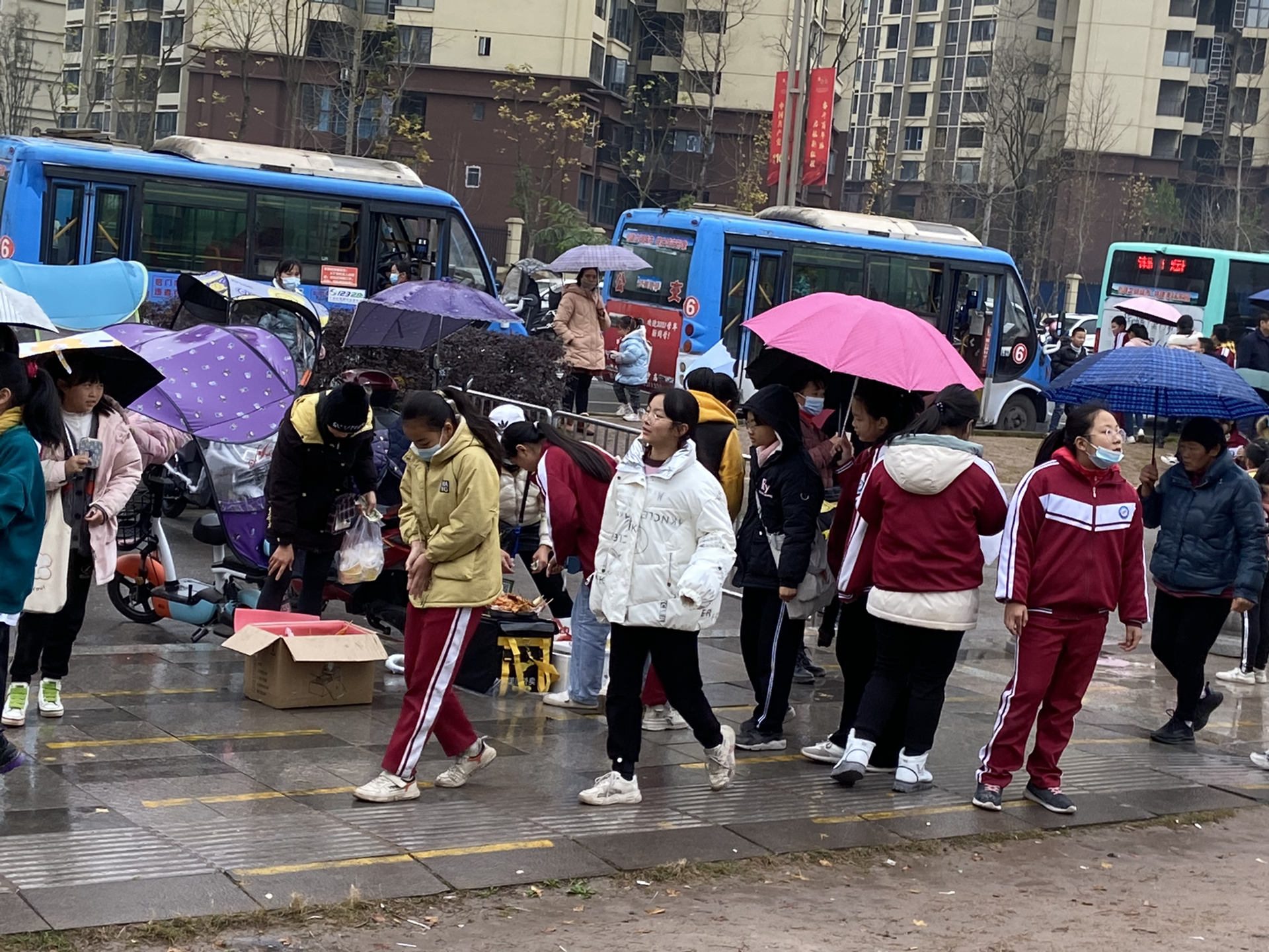 芙蓉小學門口垃圾食品滿天飛,相關部門視而不見[已回覆]-營山論壇